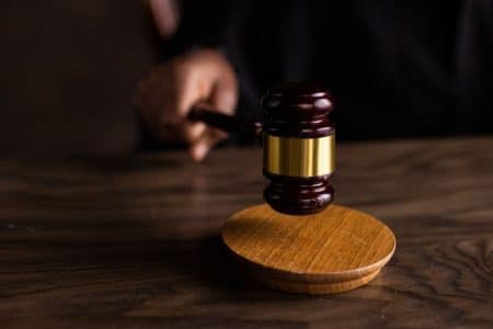 tribunal justice homme condamné meurtre cousine heritage déshériter