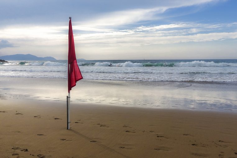 Avant de partir en vacances cet été, prenez connaissance de la nouvelle signification des drapeaux de plage !