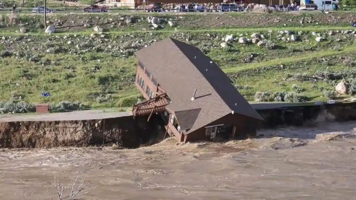 Une maison s'effondre dans une rivière