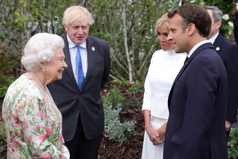 Elizabeth II Emmanuel Macron jubilé de platine 70 ans regne cadeau