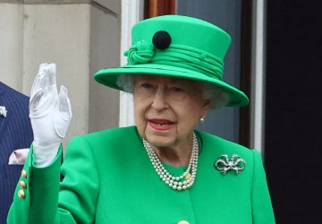 Pour le dernier jour de son Jubilé, Elizabeth II apparait, larme à l'œil, sur le balcon du Palais !