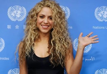 Shakira follow twitter