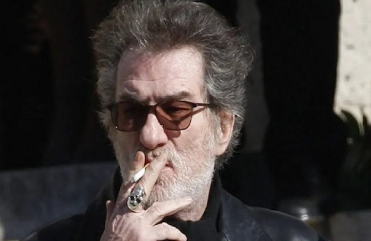 Titillant la faucheuse, Eddy Mitchell a repris la cigarette pour une raison discutable