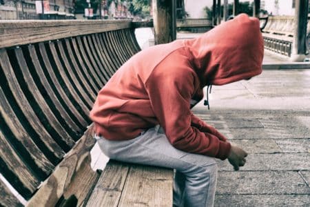 adolescent force boire urine deux autres
