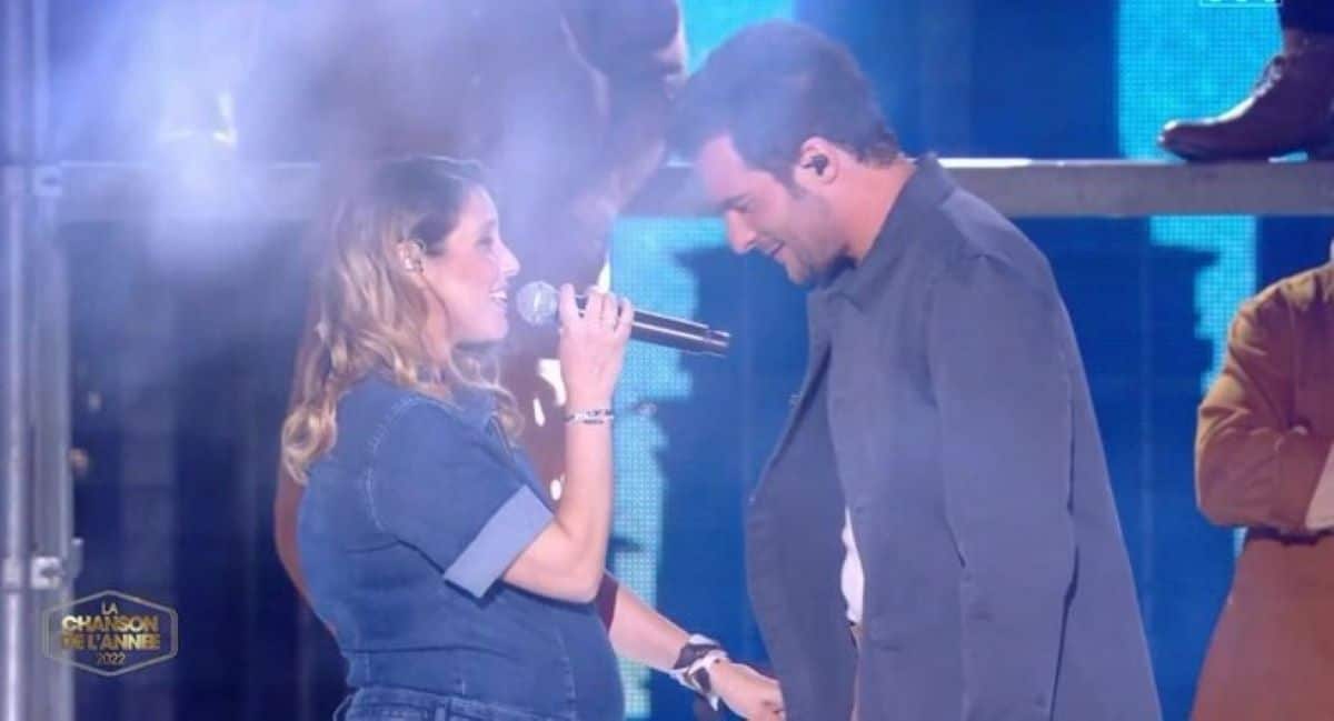 amir-femme-enceinte-rejoint-sur-scene-chanson-de-lannee-musique