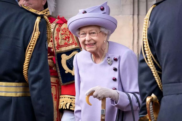 reine elizabeth II detail lourd sens ecosse