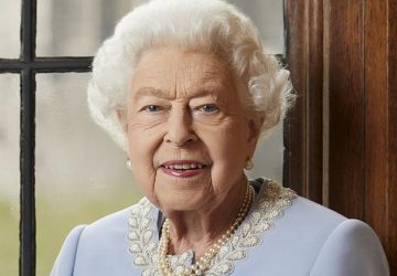 Elizabeth II, mal au point, entame lentement mais surement le passage de témoin à son fils Charles