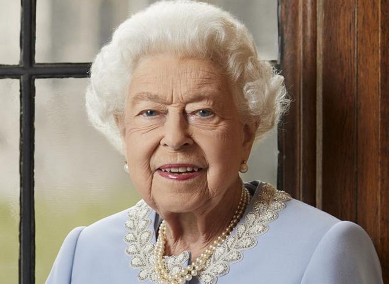 Elizabeth II, mal au point, entame lentement mais surement le passage de témoin à son fils Charles