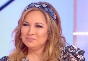 « Je n'y peux rien, hélas, à part me battre pour garder le sourire » : Hélène Ségara, violemment attaquée sur son physique, répond à ses détracteurs