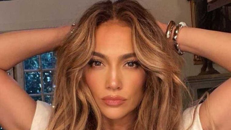 La forme éblouissante de Jennifer Lopez à 52 ans ne tient pas du miracle, découvrez son secret 