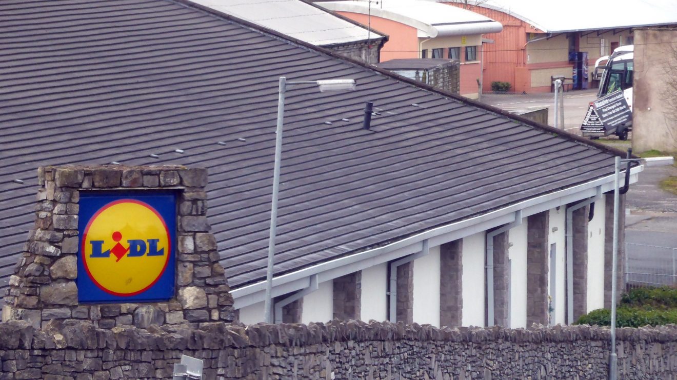 Lidl une femme sous le choc après avoir découvert que les cornichons qu'elle mangeait étaient infestés d'asticots