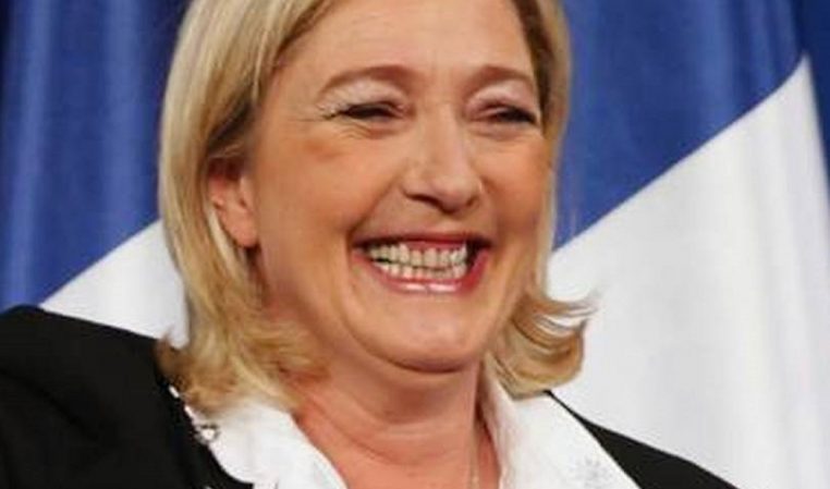 Marine Le Pen dépasse désormais Emmanuel Macron en termes de popularité 