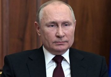 Vladimir Poutine, bras ballant et boitant, surprend à sa descente d'avion à Téhéran