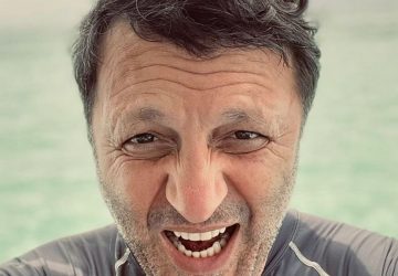 arthur chauve animateur rase cheveux