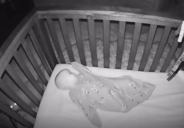 Au babyphone, elle découvre son chat et son bébé réunis dans le berceau