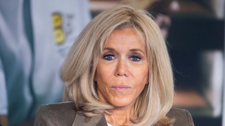 brigitte macron photo jambes fuselees