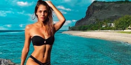 iris mittenaere pose bikini instagram