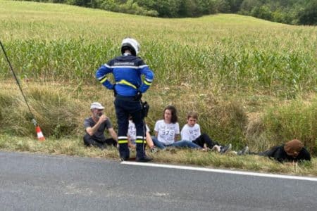 manifestants bloquent coureurs tour de france