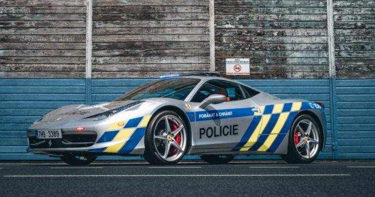 La police tchèque transforme une Ferrari saisie en voiture de patrouille
