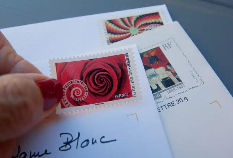 Fin du timbre rouge La Poste comment envoyer désormais vos courriers prioritaires 