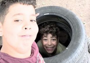 Incroyable ! Cette maman capture un fantôme d'une terrifiante petite fille en photo