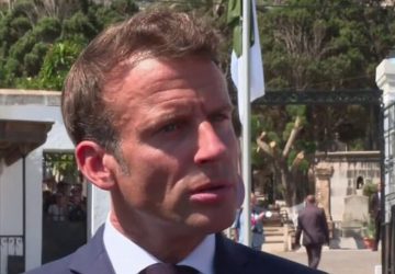 Visite D'Emmanuel Macron à Oran : il s'offre un bain de foule, il reçoit une slave d'injures