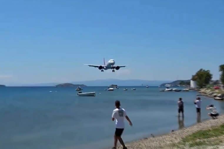 avion grece skiathos touristes