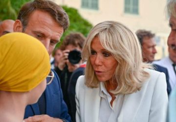 brigitte macron deplacement chic tenue jeans (3)