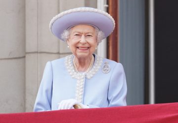 elizabeth II menacee de mort arbalete