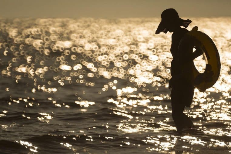 Enfant dans l'eau avec une bouée