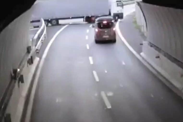 italie camion poids lourd demi tour autoroute video