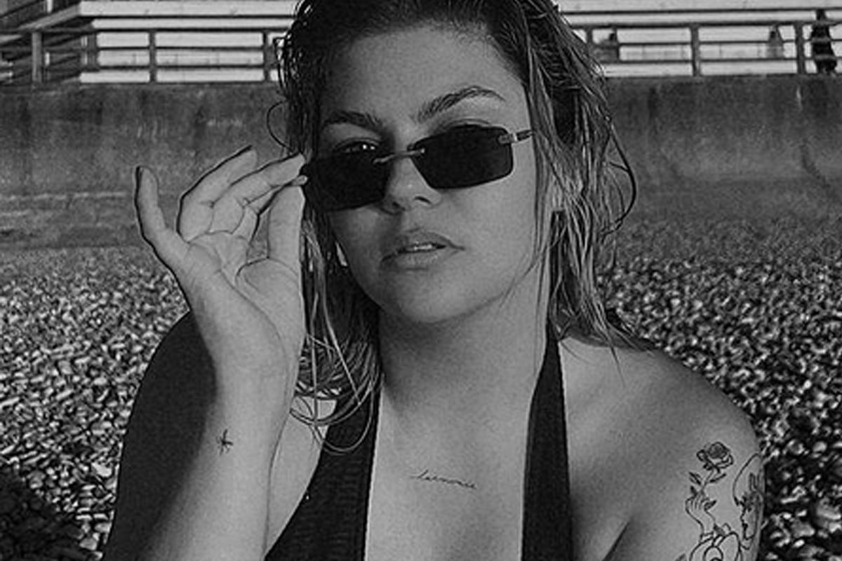 Louane un nouveau tatouage entre les seins... Sa nouvelle photo sur — free download