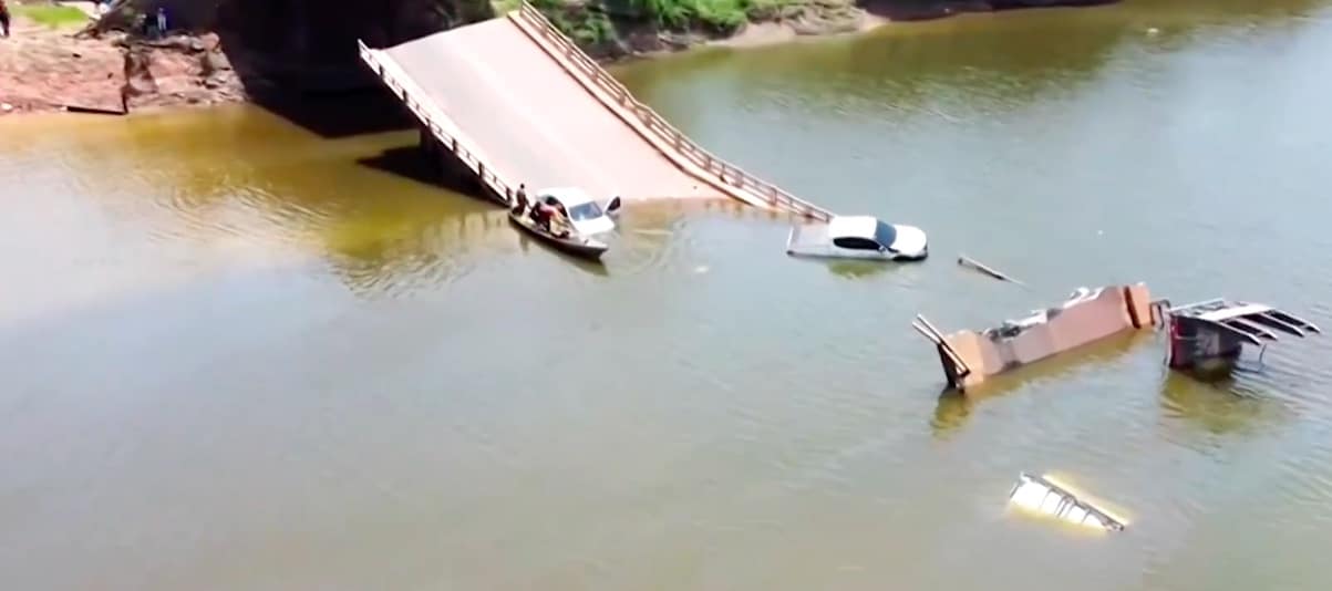 Pont effondré au Brésil