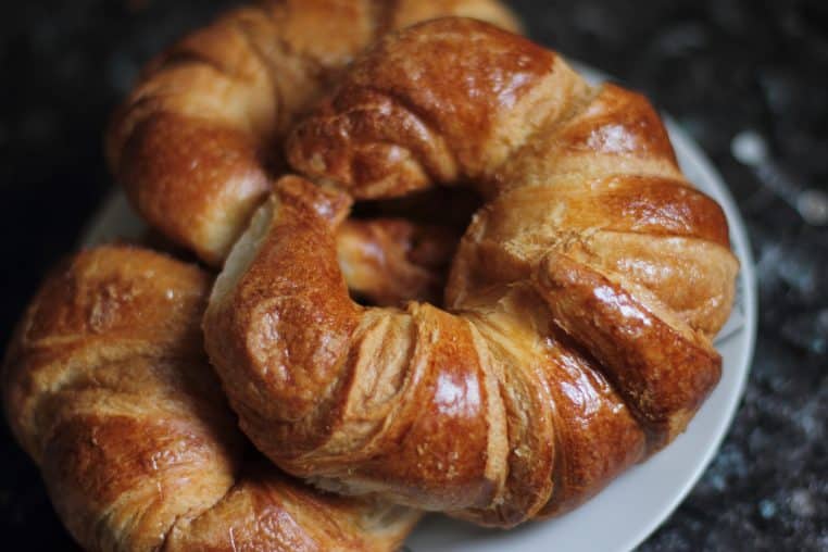 Il croque dans son croissant et découvre l'impensable