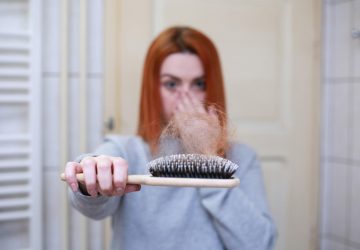 Pilosité faciale, perte de cheveux... Quel est ce nouveau mal qui touche de nombreuses femmes