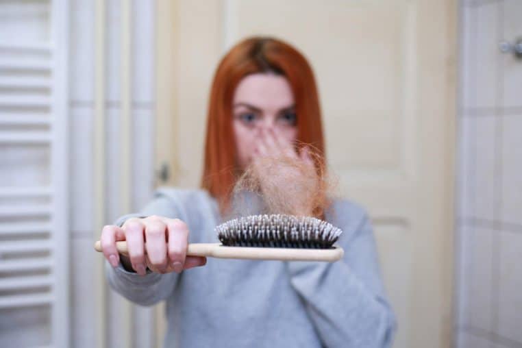 Pilosité faciale, perte de cheveux... Quel est ce nouveau mal qui touche de nombreuses femmes 