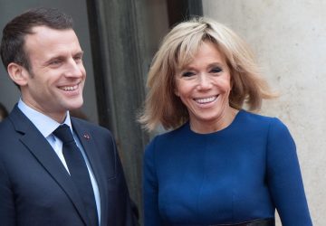 brigitte macron emmanuel geste tendre