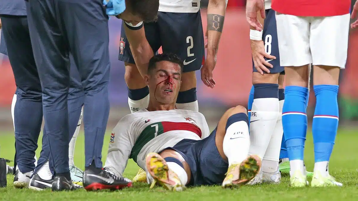 cristiano ronaldo termine sang match de foot