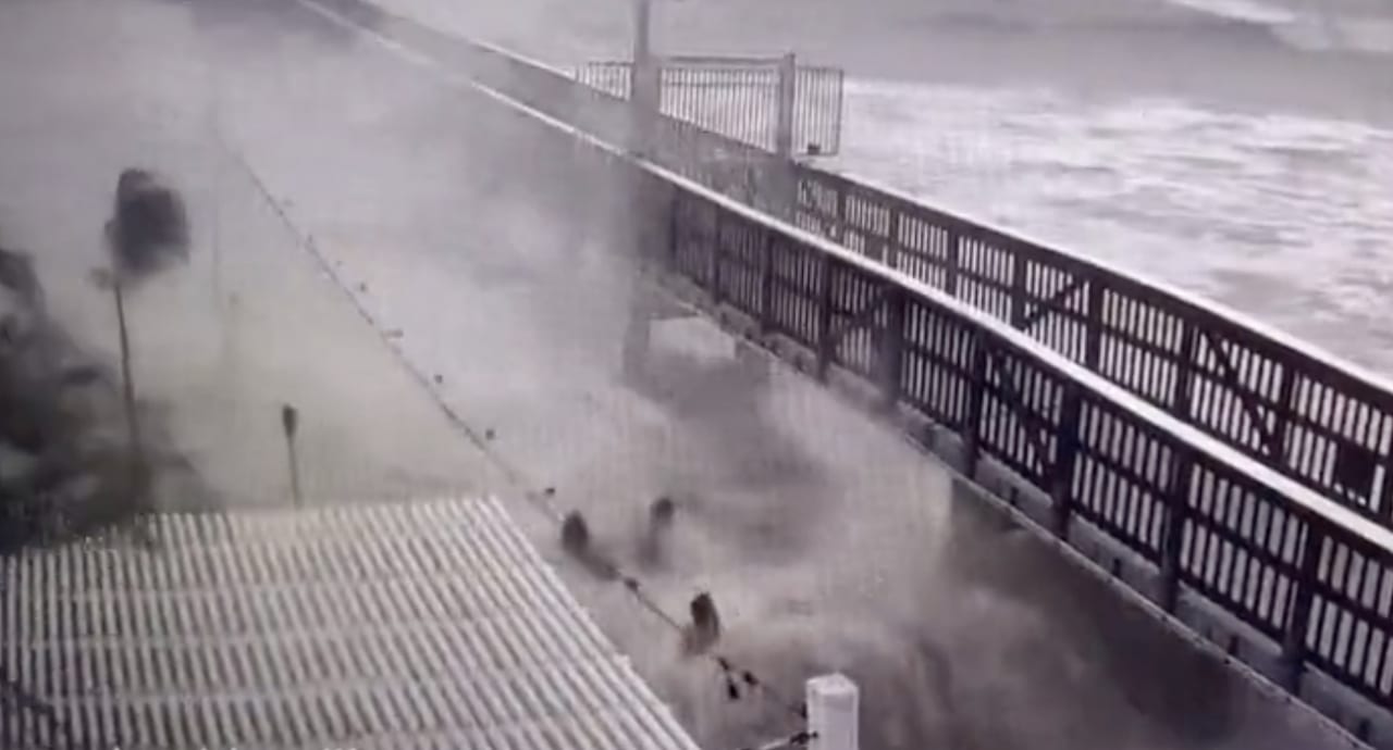 Ouragan Ian : Trois hommes complètement fous se baignent pendant la tempête (vidéo)