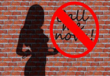 « Acheter un acte sexuel est interdit par la loi » Avez-vous déjà croisé ses panneaux anti-prostitution
