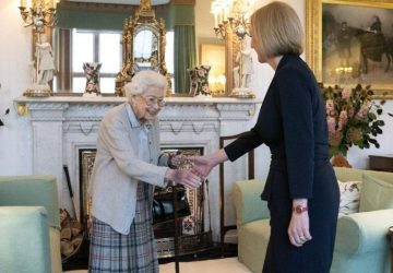Elizabeth II : Pourquoi avait-elle une tâche noire sur la main ?