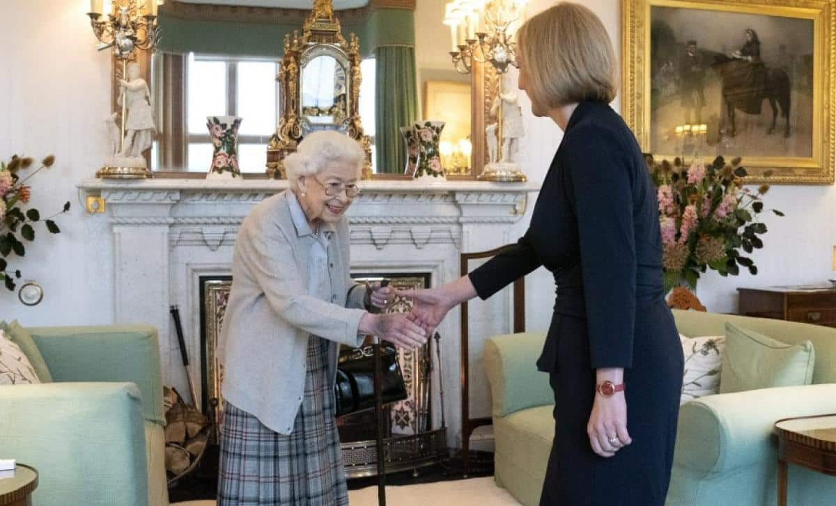 Elizabeth II : Pourquoi avait-elle une tâche noire sur la main ?