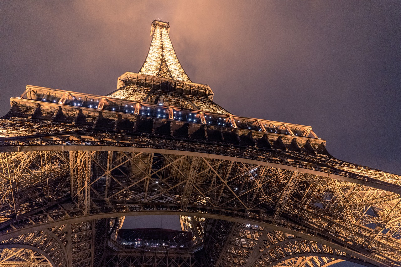 Crise de l'énergie : la Tour Eiffel va s'éteindre plus tôt la nuit