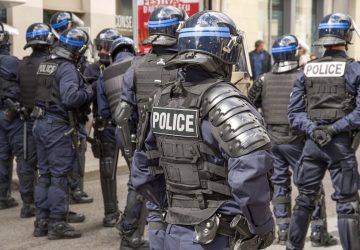 trois policiers violent femme image whatsapp