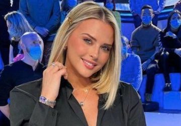 Kelly Vedovelli sexy en treillis (Photo)