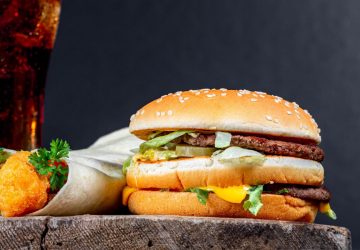 Des résidant de l'Ehpad découvrent les burgers a 93 ans