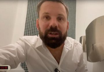 ballon dor ceremonie youtubeur cache toilettes