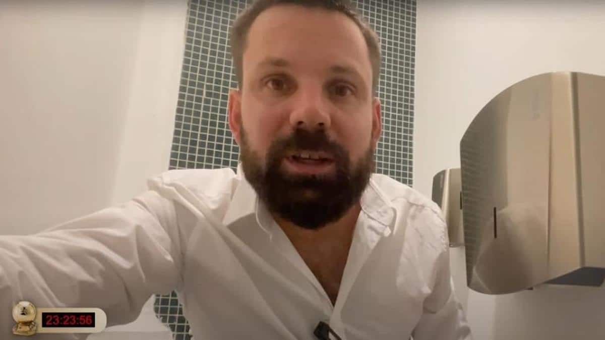 ballon dor ceremonie youtubeur cache toilettes