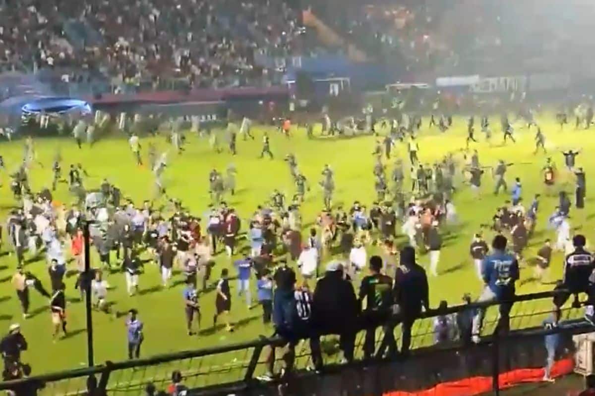 Drame : près de 200 personnes trouvent la mort après une émeute lors d’un match de football…