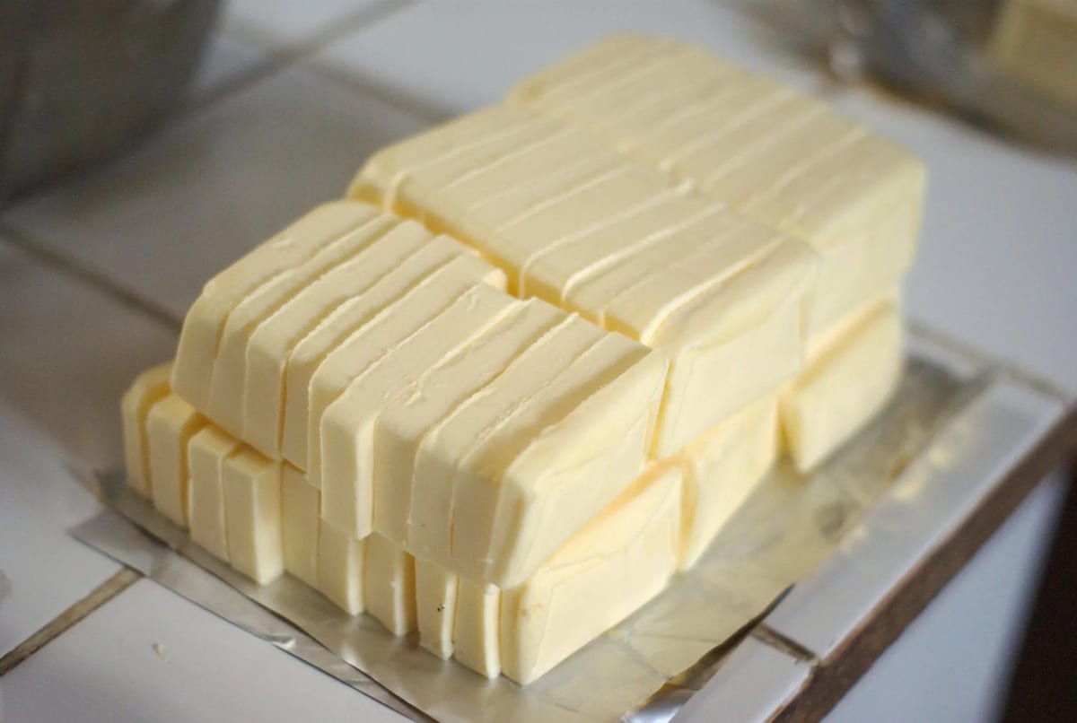 « Butter board » sur TikTok : la nouvelle tendance qui consiste à manger une planche de beurre à l’apéro affole la Toile